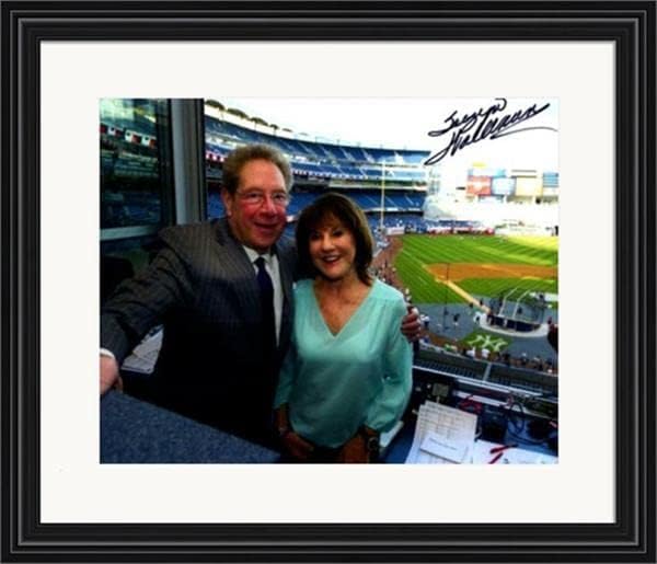 Suzyn Waldman dedikált 8x10 Fotó (New York Yankees Műsorszolgáltató) SC1 Gubancos & Keretezett John Sterling - Dedikált
