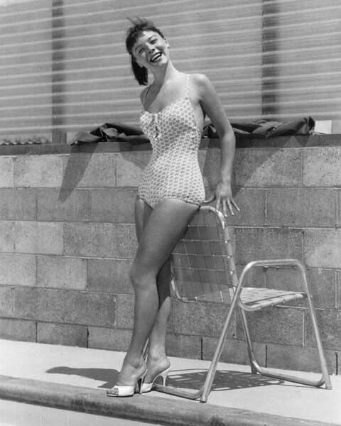 Janet Munro 1950-es évek pin-up mosolyog a fürdőruha által medence 8x10 hüvelyk fotó