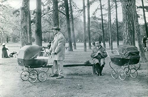 Vintage fotó Fran231;ois P233;lovast ül egy padon, majd keres egy férfi tolni a babakocsit.