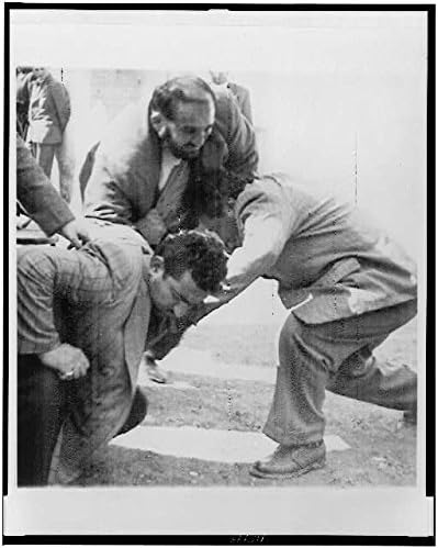 HistoricalFindings Fotó: Shaban Jafari,birkózik Politikai máshitűek,Teherán szavazóhelyiségbe,1954,Irán