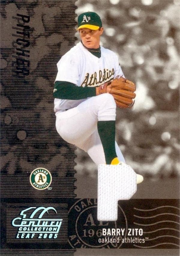 Barry Zito játékos kopott jersey-i javítás baseball kártya (Oakland Athletics) 2005 Levél Századi Gyűjtemény 75 LE 150/250